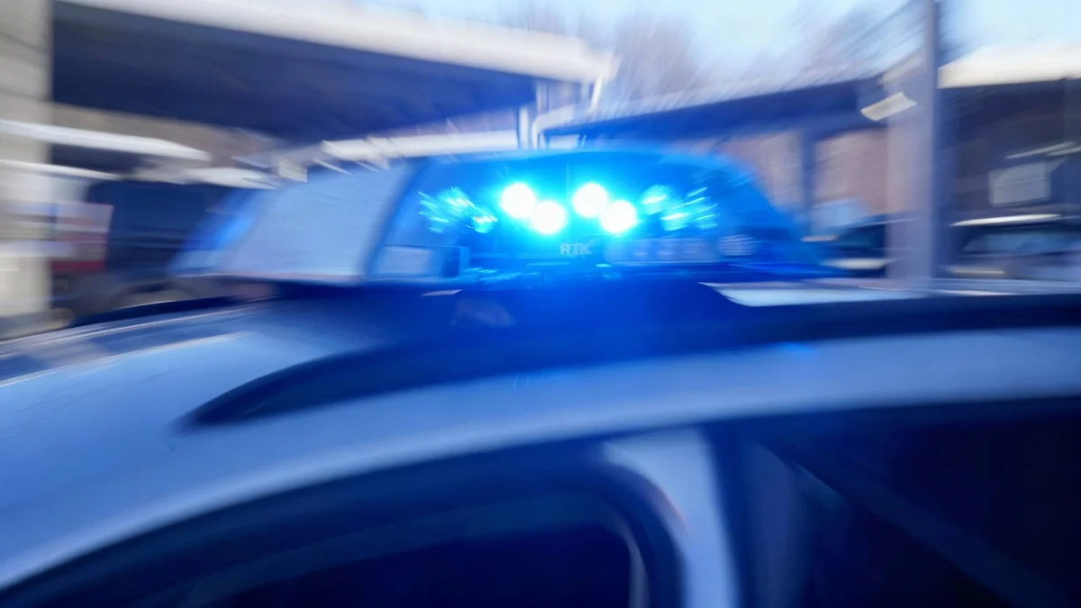 Kinder werfen Stein auf Auto: Polizei sucht Zeugen nach Vorfall auf A61
