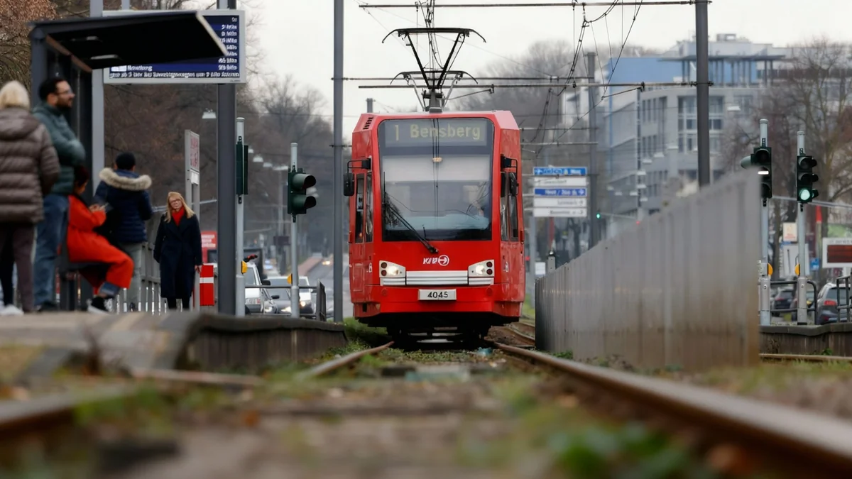 Jugendlicher in Köln-Weiden von KVB-Bahn erfasst