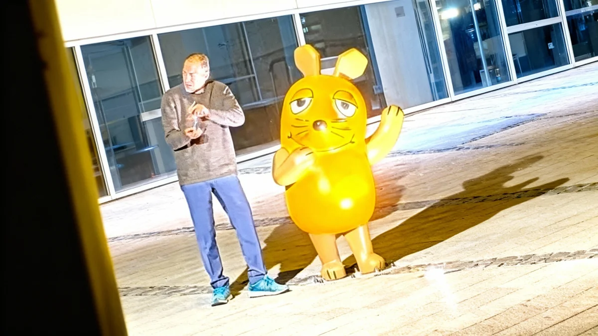 Polizei Köln sucht Maus-Zündler mit Überwachungsfotos