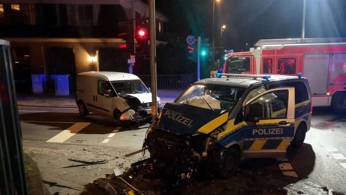 Polizeiwagen bei Einsatzfahrt in Köln-Bayenthal verunglückt