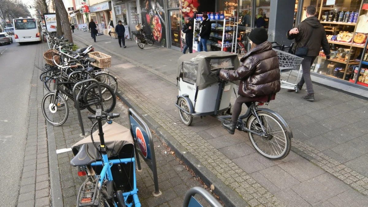 Streit um Radwege auf der Dürener Straße in Lindenthal